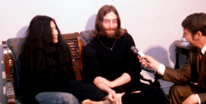 Yoko e John dando uma entrevista, em 1969.